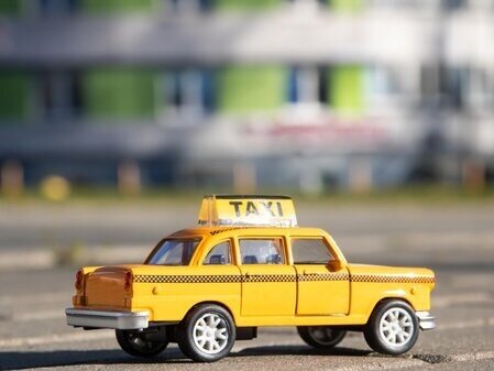 Taxi’s: taalopleiding taxibestuurders en nieuwe ecoscores voertuigen